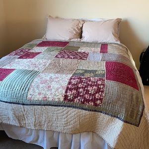 Queen size quilt or bed spread.